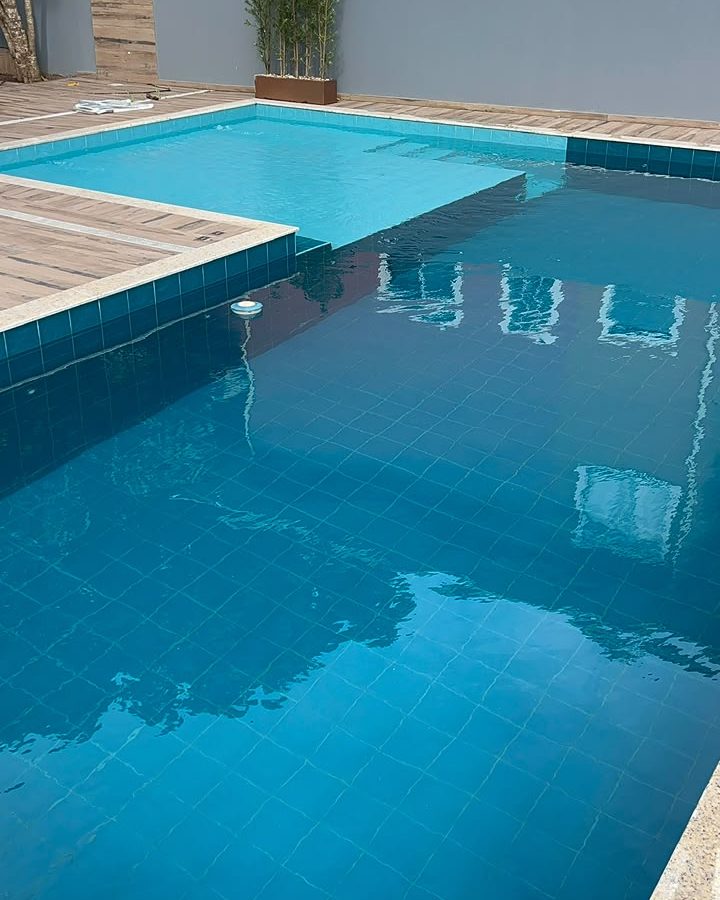 A mesma piscina de azulejo depois da limpeza, com o fundo limpo.